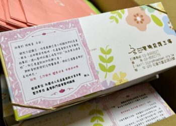 YWCA送母親節蛋糕 向照服員致敬