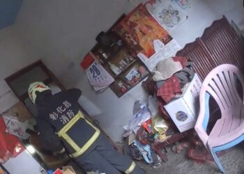 影音/獨居老翁反常未外出鄰居報警　田尾警火速馳援拯救危難