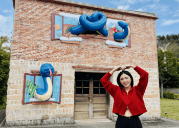 屁屁蛇搞怪現身　淡水年度藝術裝置引爆話題