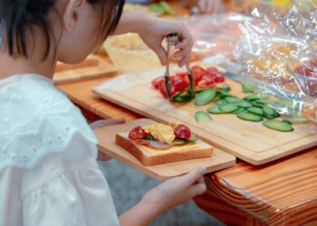 智慧農業導入公益行動 智食良果與高雄扶輪社帶領育幼院小孩體驗智慧農夫生活