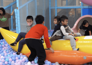 連續三年送暖 遠百板橋捐百張樂園門票 招待新北小衛星兒少免費玩