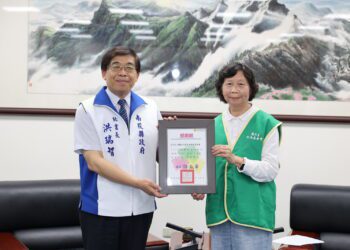 簡天生基金會送暖被助弱勢　洪瑞智贈感謝狀致謝