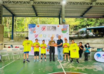 送籃球到偏鄉　臺東南迴五校學童好開心