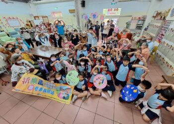 南華大學帶領學童與長者體驗AI科技遊戲　提升社會融合