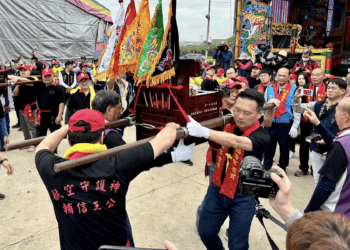 輔信王公聖誕千秋大典熱鬧登場 蘇俊賓體驗百年歷史飛輦轎