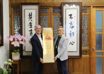 國際指揮大師瞿春泉赴南華大學交流　指導民音系國樂團小露一手