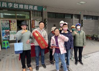 台南市議員李啟維議員親自發放台灣尚勇春聯民眾大排長龍