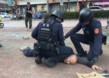 年關近　文二警防搶演練「假人挑戰」超吸睛