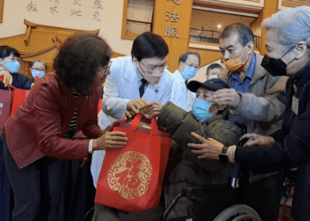 慈濟冬日送愛 724弱勢家戶喜迎暖心義診與關懷物資