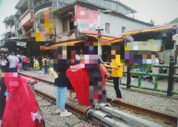 男子十分鐵道上放天燈遭罰 宜蘭分署扣薪資清償