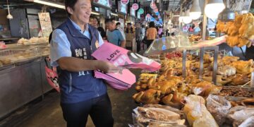 花蓮市重慶市場凍蒜聲不斷  魏嘉賢正式從標竿市場出發拜票