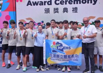 徐榛蔚現身世界龍舟賽場助陣 花蓮體中勇奪金牌