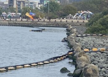 李啟維呼籲濱歷史公園運河裡攔截垃圾繩子斷了儘速拿掉