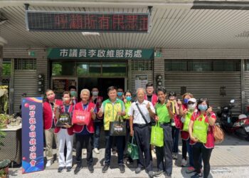 台南四臂觀音明鏡功德會結合李啟維議員服務處發放物資做愛心