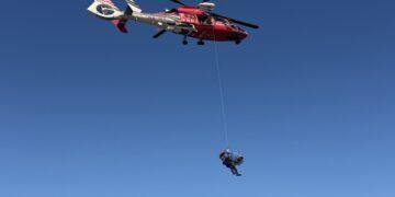 海尾蚵道民眾落海 海巡空勤消防救難協會聯合救援