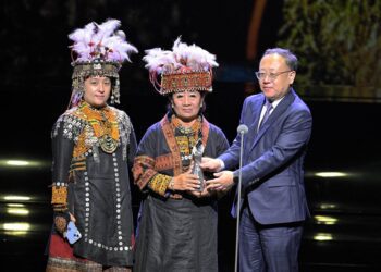 第34屆傳藝金曲獎  史哲頒發特別獎表達對藝術家成就與貢獻的付出