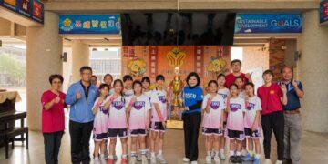 雲林土庫國小推廣運動教育有成　張麗善表揚女籃冠軍、贈送兒童節禮物