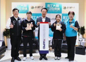 竹崎高中選手揚威聽奧　江巧羽、蕭安宇奪羽球團體銅牌