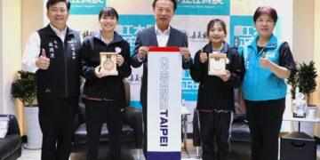 竹崎高中選手揚威聽奧 江巧羽、蕭安宇奪羽球團體銅牌