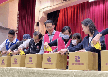 愛心裝箱 桃園官員與學童攜手送暖共建溫馨校園