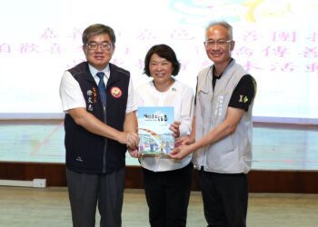 品德教育向下紮根　嘉邑行善團贈嘉市國小650冊繪本