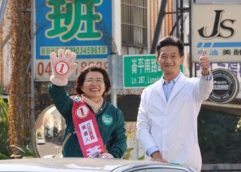 選戰最後一天白袍醫力挺黃秀芳　全天候陪車隊掃街