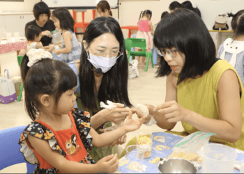 新北公托烘焙課超夯 親子齊聚做起司杯子蛋糕