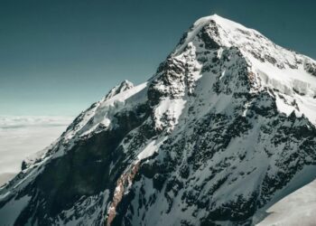 挑戰自我極限：從富士山登頂到冰島冰川健行，探索世界級冒險體驗
