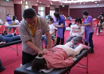 花蓮縣政府聯合彩虹扶貧救難關懷協會 為員工按摩解勞