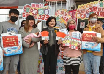 雲林「萬寶龍」計畫　首贈13萬生育補助及尿布祝賀