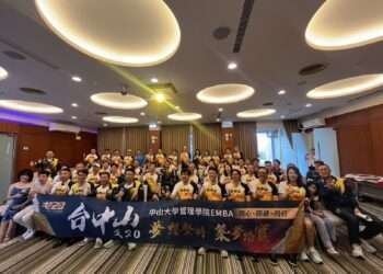 「夢想堅持、築夢踏實」 中山EMBA校友勇闖戈壁挑戰賽
