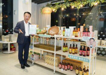 嘉義優鮮水產電商慶開幕 翁章梁與咪咪直播推優惠