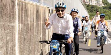 國際級單車廊帶啟航!侯友宜視察淡水金色水岸「關渡段」 4米路寬人車分道超安心