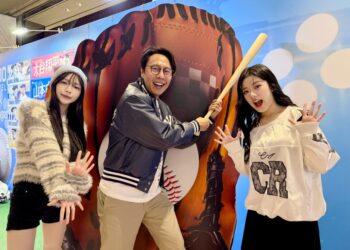 「港仔台爸」金鐘主持張啟樂、啦啦隊女神宛宛、饒舌歌手ZX 登MLBPA官方授權商品快閃店