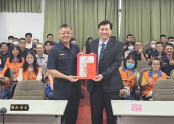 台南警分局邀請藝群集團董事長王正坤醫師演講 鼓勵警界增進組織管理技能