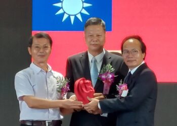 北斗鎮進行第19屆補選鎮長交接　郭台銘致贈關公雕像祝賀