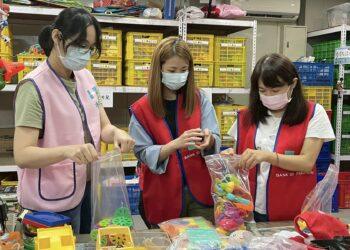 企業投入公益!板信商銀再次響應新北志願服務 號召同仁利用週末擔任「玩具志工」