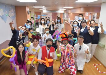 傳遞愛與希望到慈院 魏嘉賢率團慰問病童