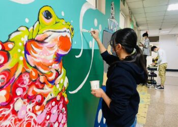 義守大學帶領學生走出教室揮灑創作　邀藝術家許殷豪開辦「永續工程壁畫工作坊」