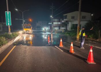曳引車載運泥巴碎石散落內外側車道 　警方調度清運機具迅速排除路障