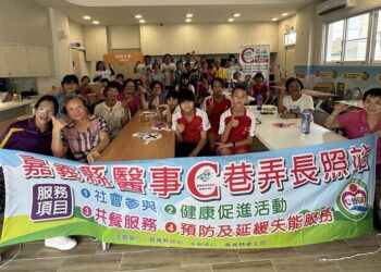 嘉義縣醫事C據點世代交流　長輩帶領學童回憶爆米香樂趣