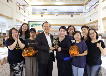 南華大學校長林聰明累計捐出逾2千本　盼延續每本書的閱讀生命