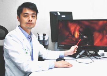 眼皮下垂複視畏光 恐是腦神經受壓迫的徵兆