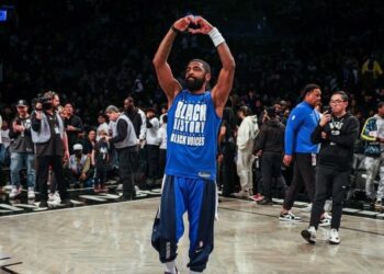 影/《NBA》厄文齋戒月禁食仍打滿40分鐘 再用左手神奇拋投絕殺金塊