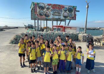 南大附小師生前往東石蚵寮鑽綁剖樣樣來　驚呼「蚵仔也要洗澡？」