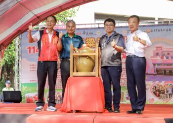 若竹兒愛心園遊會募款　翁章梁拍賣21年玉山陳高甕酒