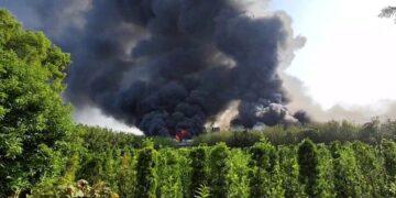 影/田尾鐵皮成衣廠發生火警 濃煙直竄天際、鐵皮燒到變形塌陷