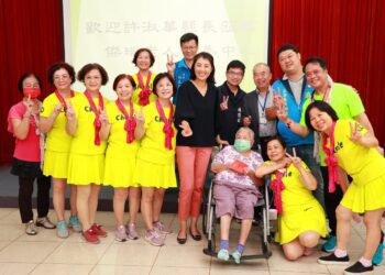 中秋節前夕 許淑華走訪社福機構贈月餅禮金