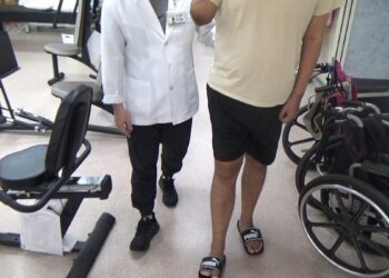 男意外昏迷躺3個月下肢肌肉萎縮　不放棄他靠復健站起來