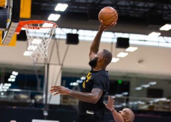 影/《NBA》「詹皇」隻手遮天0.1秒補籃絕殺溜馬 助湖人止住三連敗